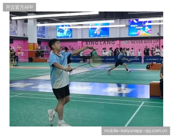 羽毛球轻吊骗到对手跪地，精准技巧让你瞬间制胜